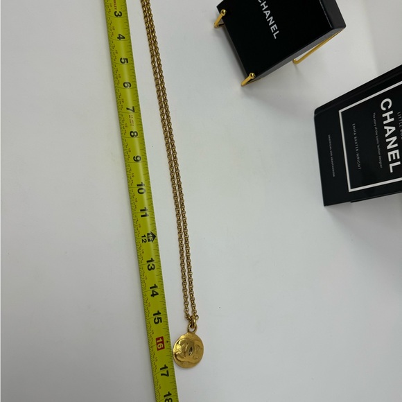 π― Authentic Chanel Vintage Round CC Mark Pendant Necklace Gold Toned - Picture 6 of 6
